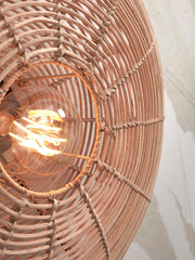 Detailaufnahme der Wandleuchte Good&Mojo Tanami: geflochtener Rattanschirm in Naturfarbe, Glühbirne mit Glaskolben.
