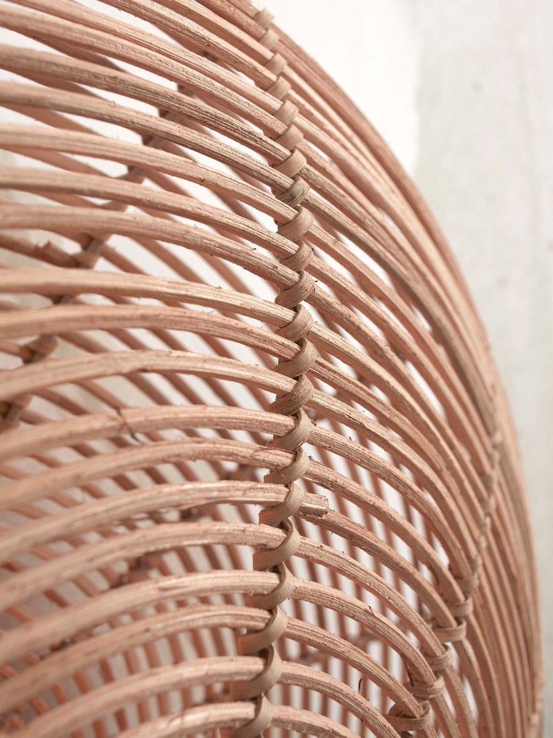 Detailansicht des geflochtenen Rattan-Schirms der Good&Mojo Wandleuchte Tanami in Natur, mit gebogenen Stäben.