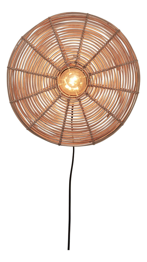 Good&Mojo Wandleuchte Tanami in Natur: runder Rattanschirm mit konzentrischen Ringen, schwarzes Kabel sichtbar.