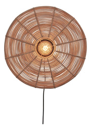Good&Mojo Wandleuchte Tanami in Natur: runder Rattanschirm mit sichtbarer Glühbirne und schwarzem Kabel.