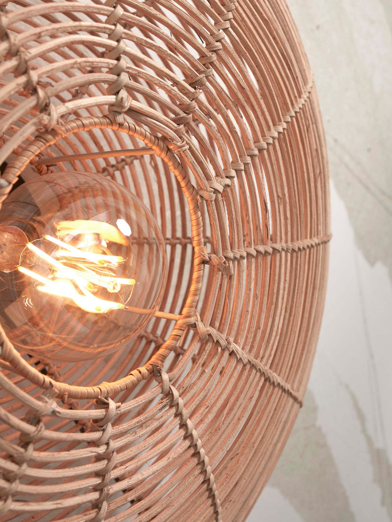 Detailansicht der Good&Mojo Wandleuchte Tanami mit geflochtenem Rattanschirm in Natur, im Inneren leuchtet eine Glühlampe.