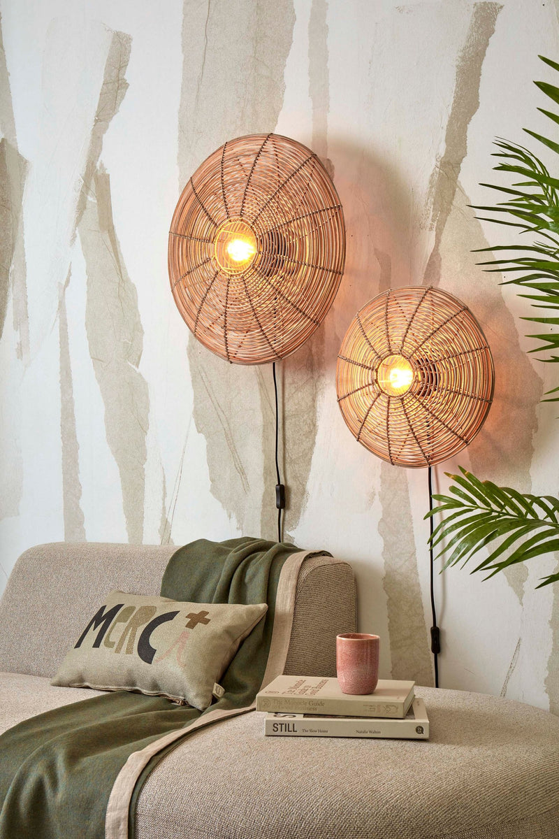 Good&Mojo Wandleuchte Tanami aus Rattan und Eisen in Natur: zwei runde Rattanschirme mit Lampen an der Wand.