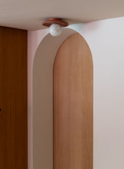 Deckenleuchte RoMi Tivoli mit Marmor-Scheibe, Ø 25 cm, in einer Bogen-Nische montiert, Detailansicht.