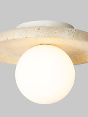 It’s about RoMi Wand- und Deckenleuchte Tivoli: Detailansicht der Travertin-Scheibe mit weißem Glasschirm in Kugelform.