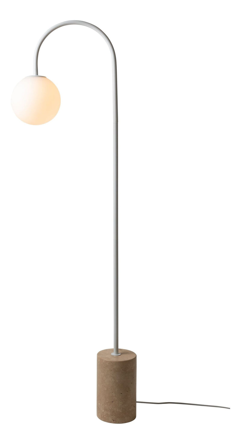 Stehleuchte RoMi Tivoli in Weiß mit weißer Metallstange, opalem Glasschirm und Travertin-Sockel, Gesamtansicht vor weißem Hintergrund.