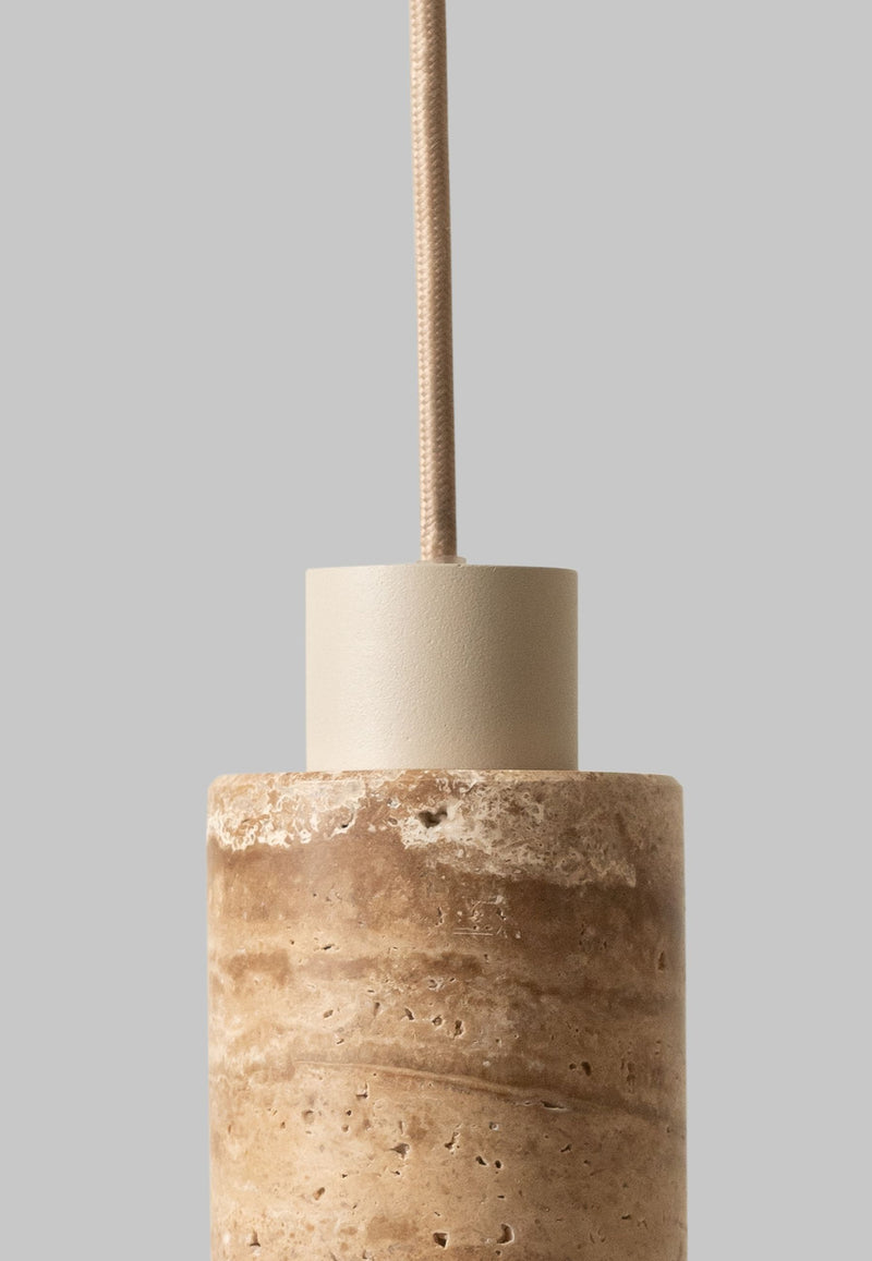 Detailansicht der Pendelleuchte It's about RoMi Tivoli mit zylindrischem Travertin-Schirm in Sand und cremefarbenem Eisengestell.