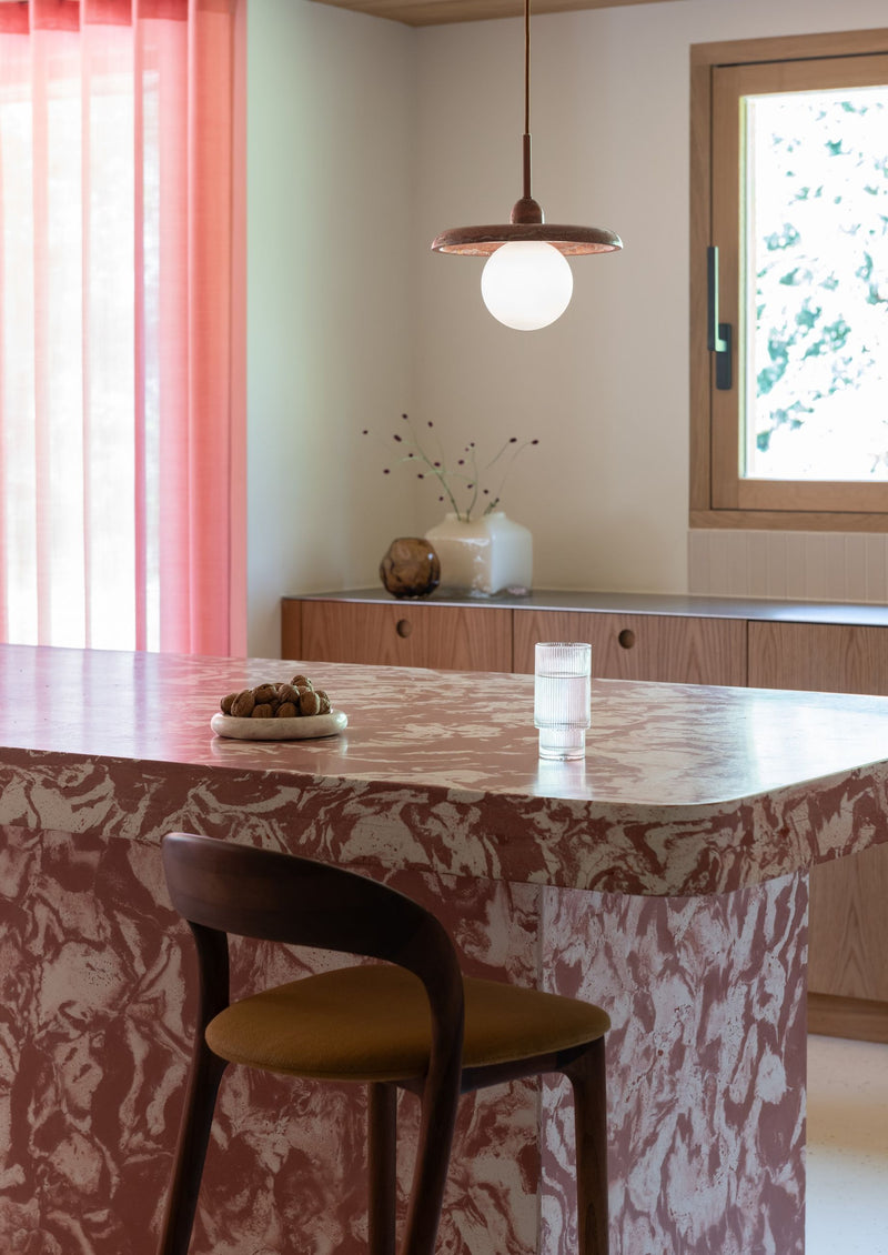 Hängeleuchte It's about RoMi Tivoli in Terrakotta über einer Kücheninsel mit marmorierter Oberfläche.