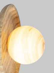 Detailansicht der Wandleuchte It's about RoMi Tivoli in Sand: runder Glasschirm mit Marmoroptik, warm leuchtend.