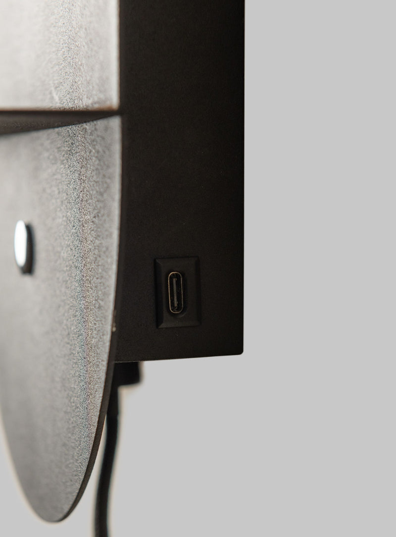 RoMi Wandleuchte Tokyo: Detailansicht des schwarzen Metallgehäuses mit USB-C-Anschluss und seitlich austretendem Kabel