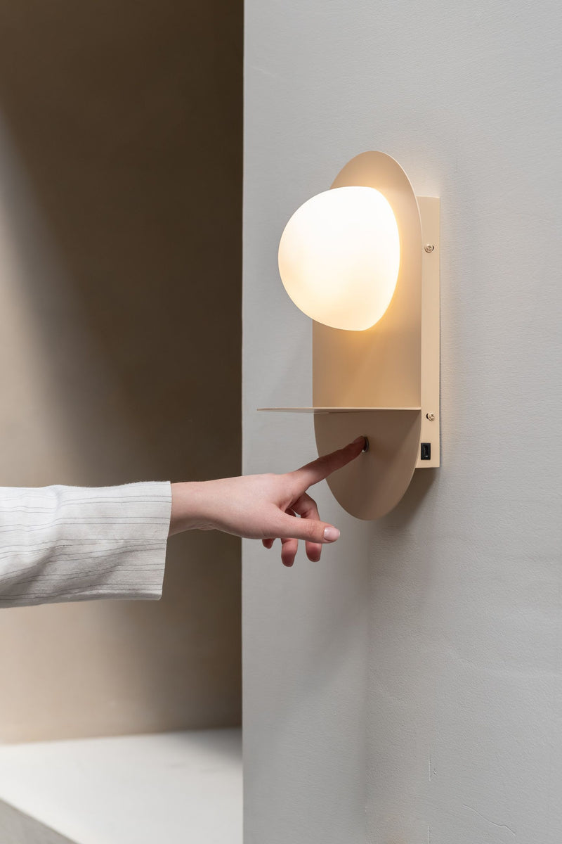 Beige Wandleuchte It's about RoMi Tokyo mit rundem Glasschirm und Ablage, Schalter wird betätigt