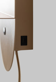 It’s about RoMi Wandleuchte Tokyo: Detailansicht des beigen Metallgehäuses mit USB-C-Anschluss und Kabel.