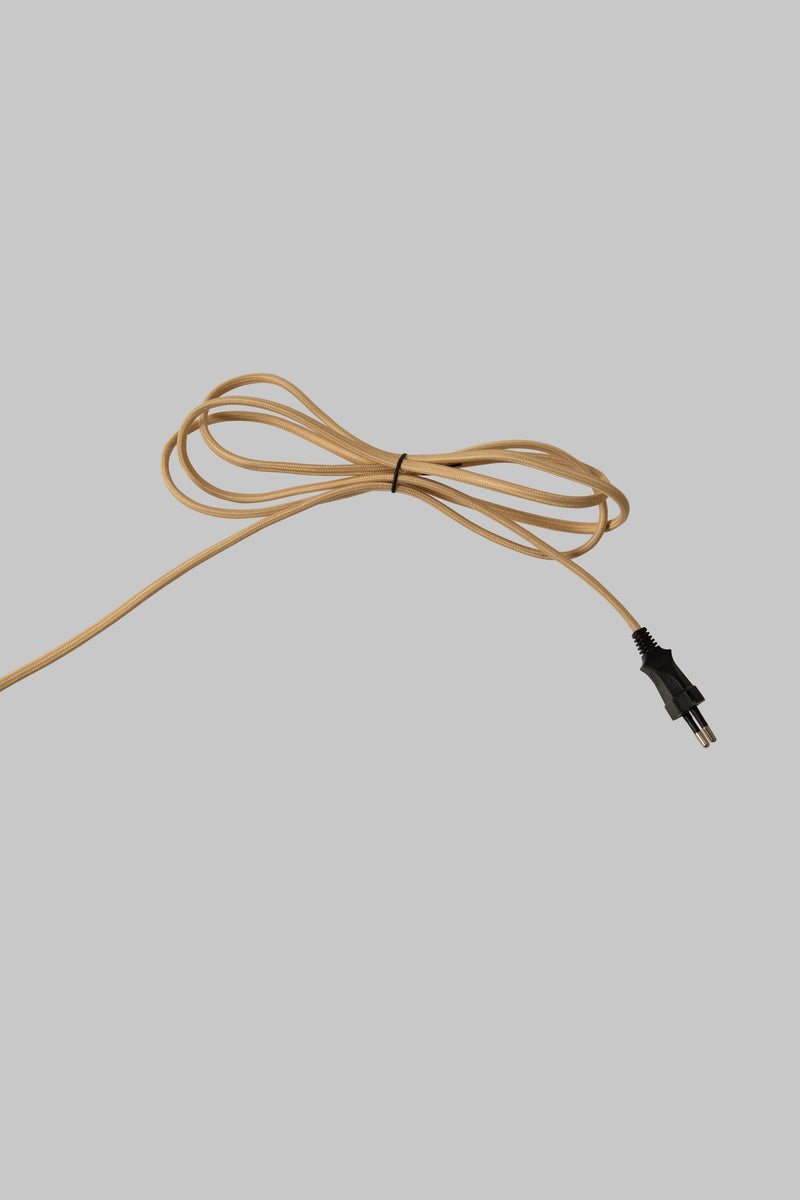 Beiges Textilkabel mit schwarzem Schukostecker, locker zu einer Schlaufe gelegt – Zubehör zur Wandleuchte It's about RoMi Tokyo.