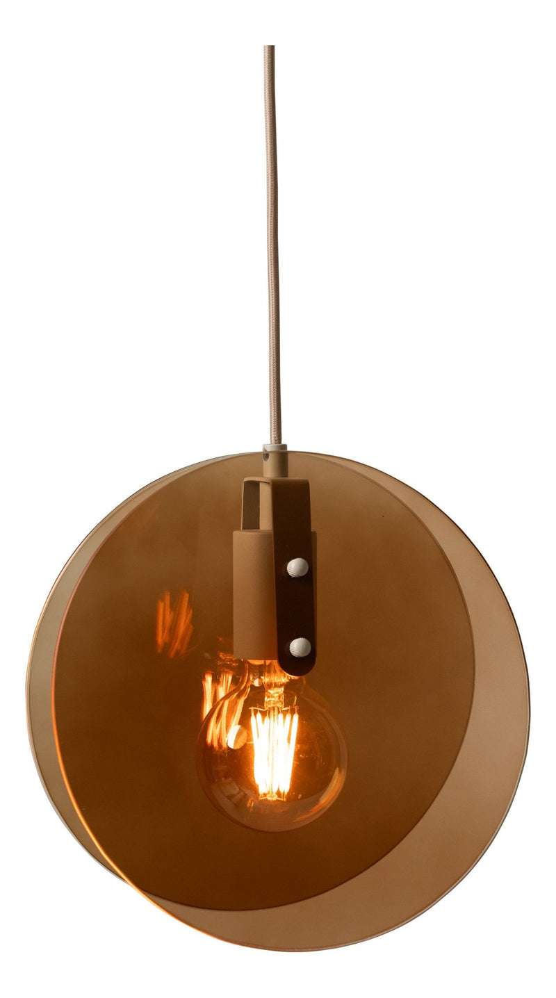 Pendelleuchte RoMi Toledo in Bernstein mit rundem Glasschirm und sichtbar leuchtender Glühlampe im Vordergrund.