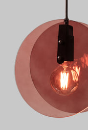 Detailansicht der Pendelleuchte It's about RoMi Toledo mit zwei übereinanderliegenden, rosébraunen Glasscheiben und schwarzem Metallhalter.