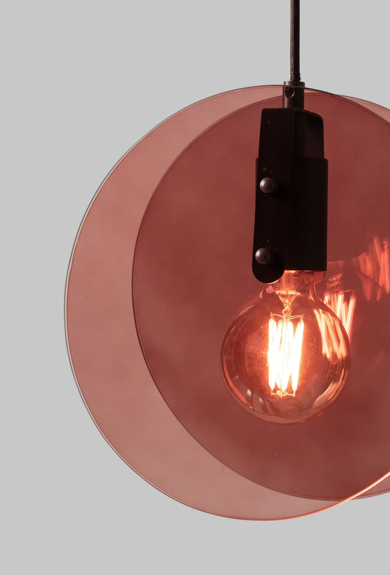 Detailansicht der Pendelleuchte It's about RoMi Toledo mit zwei übereinanderliegenden, rosébraunen Glasscheiben und schwarzem Metallhalter.