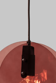 Detailansicht der braunen Pendelleuchte It's about RoMi Toledo mit transparentem Glasschirm und sichtbarer Glühlampe am schwarzen Metallgestell.