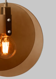 Pendelleuchte RoMi Toledo in Bernstein: bernsteinfarbener Glasschirm mit Metallhalterung und sichtbarer Glühlampe.