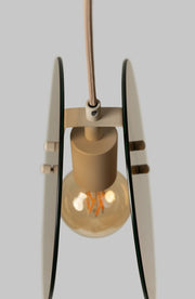 Detailansicht der Pendelleuchte It's about RoMi Toledo in Bernstein: Glasschirm mit beigem Metallgestell und sichtbarer Glühlampe.
