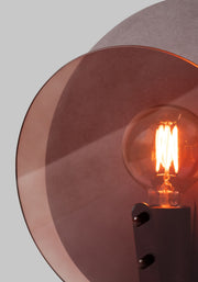 Detailansicht der Tischleuchte It's about RoMi Toledo mit rundem braunem Glasschirm und sichtbarer Glühlampe in Edison-Optik.