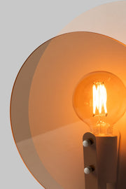 RoMi Tischleuchte Toledo: Detailansicht der runden, bernsteinfarbenen Glasscheiben mit eingeschalteter Glühlampe am Metallgestell