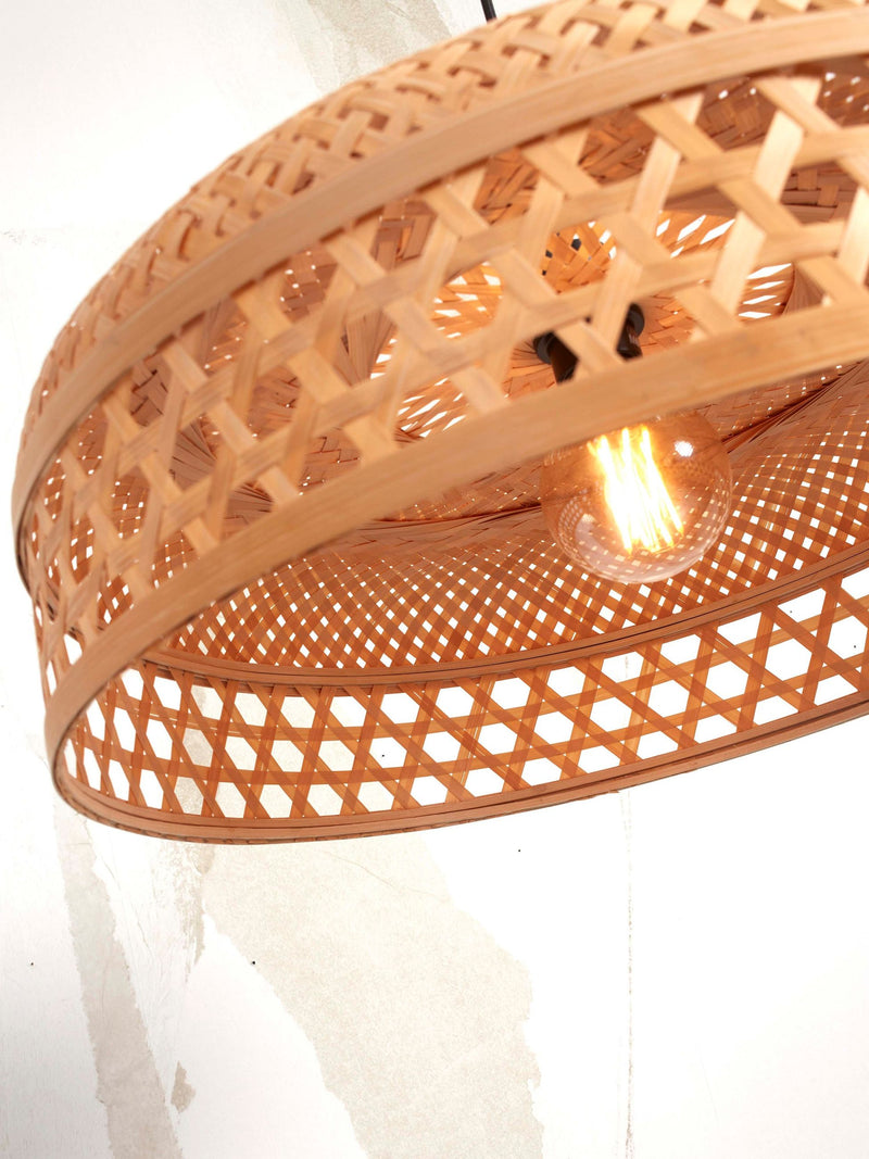 Detailansicht der Hängeleuchte Good&Mojo Ubud mit geflochtenem Bambusschirm, durch den eine warm leuchtende Glühlampe scheint.