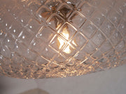 Detailansicht der Deckenleuchte It's about RoMi Venice mit klarem, rautenförmig geprägtem Glas und warmem Licht.