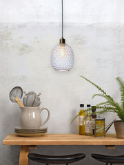 Hängeleuchte RoMi Venice aus Glas, oval, mit Wabenmuster, hängt über einem Holztisch mit Küchenutensilien.