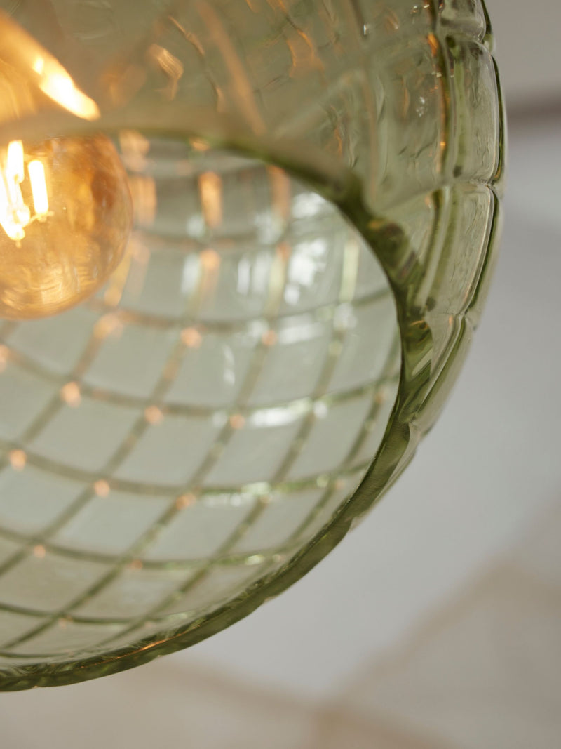 RoMi Hängeleuchte Venice Glaskugel: Detailansicht des grünen Glasschirms mit geriffelter Gitterstruktur und leuchtender Glühlampe