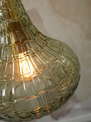 Hängeleuchte Venice: Detailansicht des grünen Glasschirms mit geriffelter Struktur und Leuchtmittel.