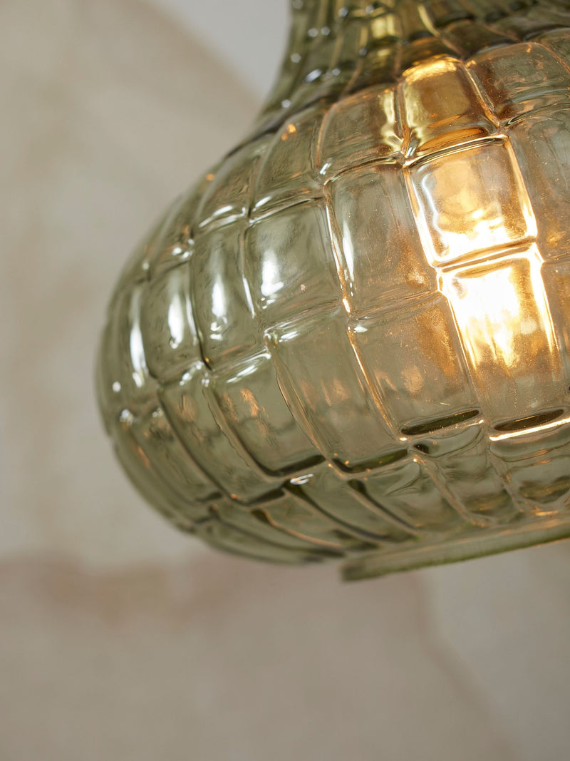 Detailansicht der Hängeleuchte „It's about RoMi Venice“ aus grünem Glas mit gewölbter Rillenstruktur und warm leuchtendem Innenlicht.