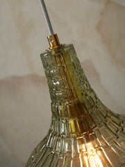 RoMi Hängeleuchte Venice: Detail des grünen Glasschirms mit strukturierter Oberfläche und goldfarbenem Metallkopf.