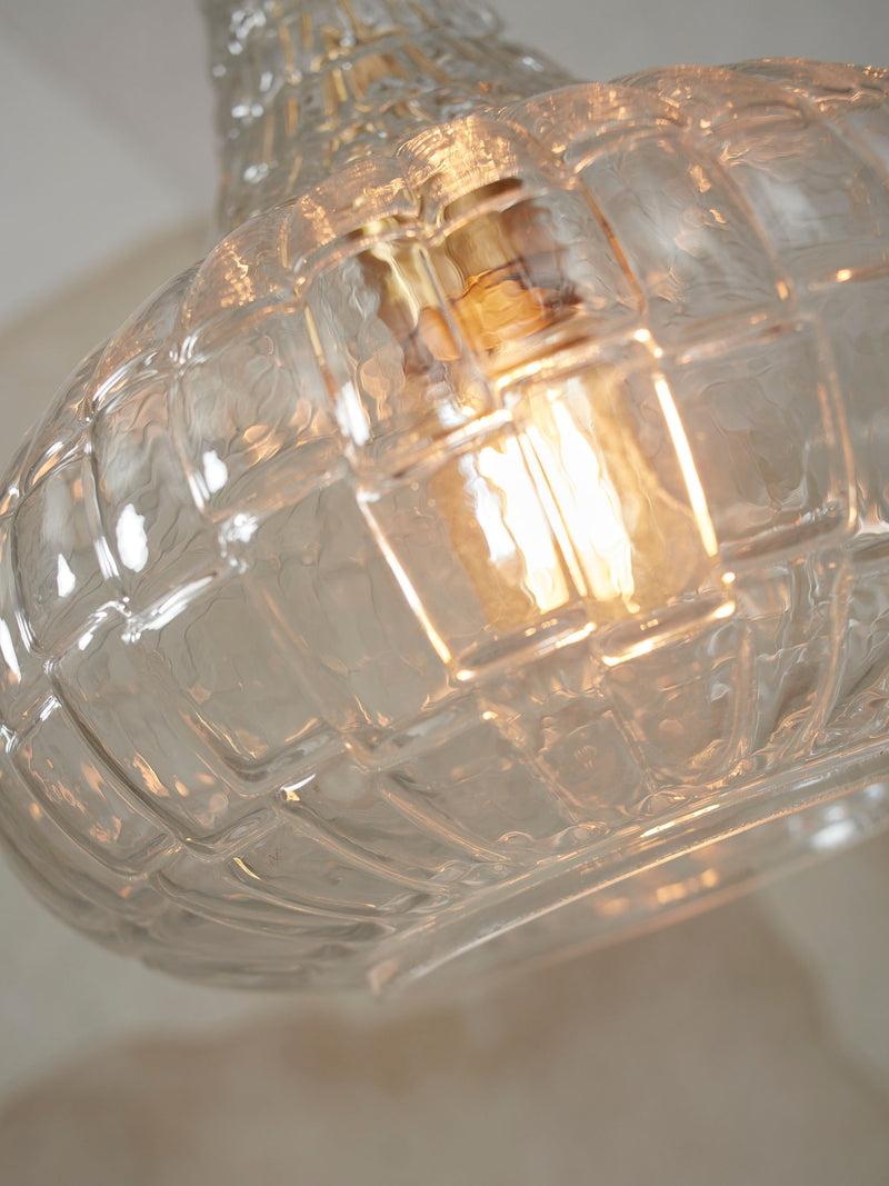 Detailansicht der klaren Glas-Hängeleuchte It's about RoMi Venice mit gerippter Struktur und leuchtender Glühlampe.
