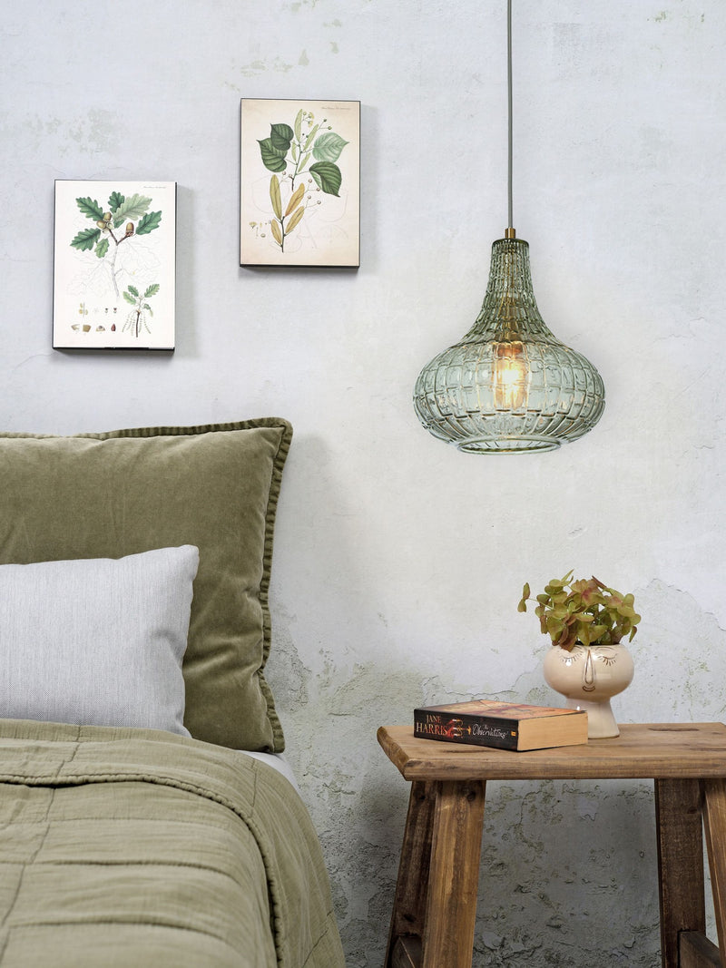 Hängeleuchte It's about RoMi Venice aus geripptem grünem Glas mit goldfarbenem Gestell über einem Bett mit Olivgrünem Kissen.