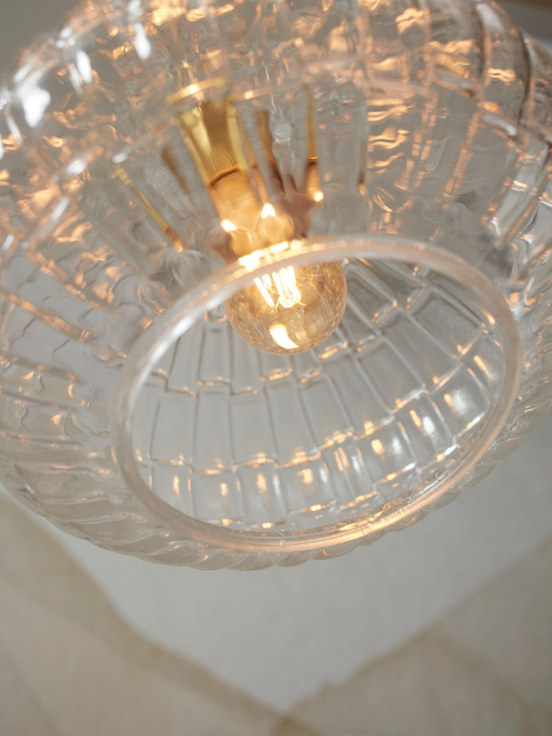 Detailansicht der klaren Glas-Hängeleuchte It's about RoMi Venice mit geriffelter Schirmstruktur und sichtbarer Glühlampe.