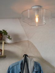 Deckenleuchte Verona von It's about RoMi aus klarem, geripptem Glas mit eingeschalteter Glühlampe, montiert an der Decke.
