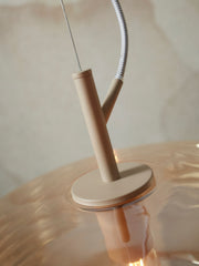 Detailansicht der Hängeleuchte It's about RoMi Verona mit beige lackiertem Metallgestell und bernsteinfarbenem Glasschirm.