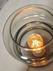 RoMi Tischleuchte Verona: Detailansicht von oben auf den Glasschirm mit Farbverlauf und eingeschalteter Glühlampe.