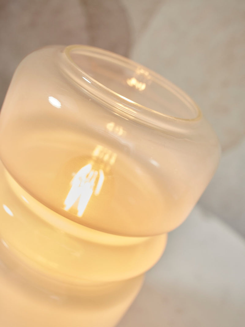 Detailansicht der Tischleuchte It's about RoMi Verona: Glasschirm mit eingeschaltetem Leuchtmittel, weißer Farbverlauf