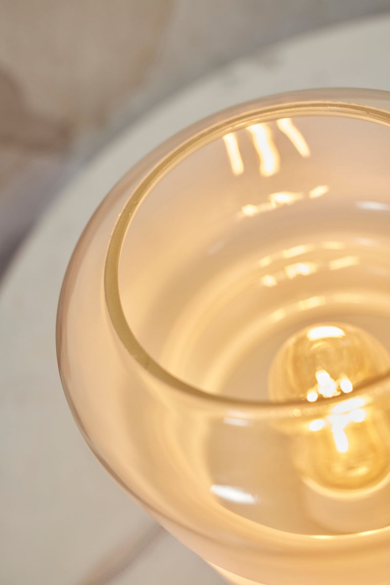 RoMi Tischleuchte Verona mit Glasschirm im Farbverlauf: Detailansicht von oben auf den leuchtenden Schirm
