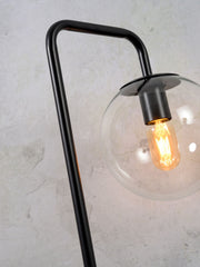 Detailansicht der schwarzen Tischleuchte It's about RoMi Warsaw mit gebogenem Eisenarm und Glaskugel mit Glühlampe.
