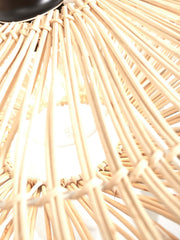 Detailansicht der Rattan-Lamellen der Deckenleuchte Zanzibar mit schwarzem Eisenteller und durchscheinender Glühbirne.