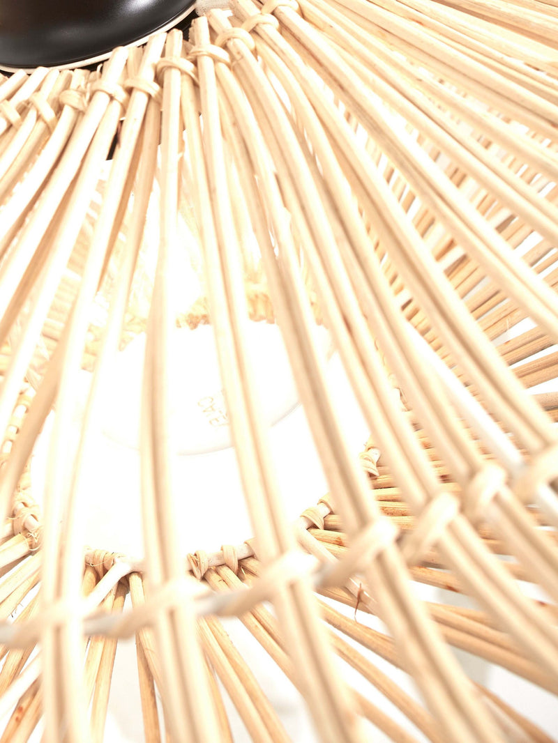 Detailansicht der Rattan-Lamellen der Deckenleuchte Zanzibar mit schwarzem Eisenteller und durchscheinender Glühbirne.