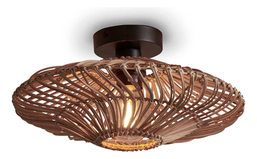 Flache Deckenleuchte Zanzibar von Good&Mojo mit geflochtenem Rattanschirm in Naturtönen, dunklem Eisengestell, eingeschaltet.