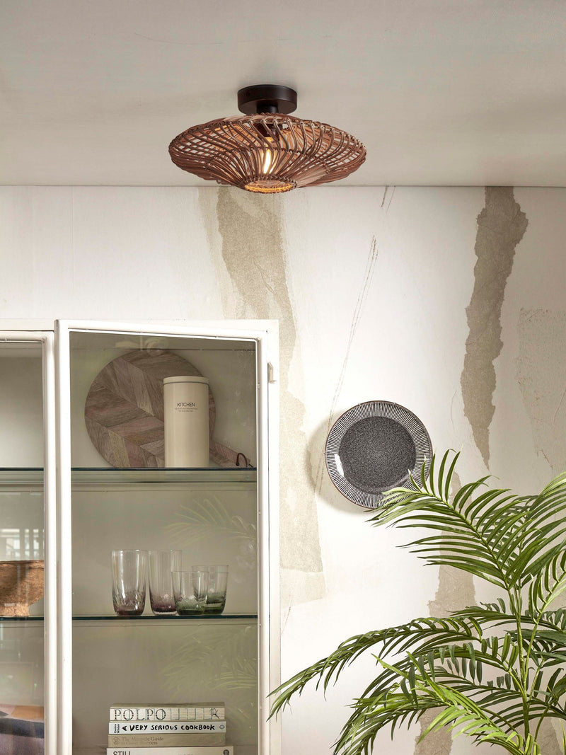Deckenleuchte Zanzibar von Good&Mojo aus Rattan mit flachem, offenem Schirm an einer weißen Decke.
