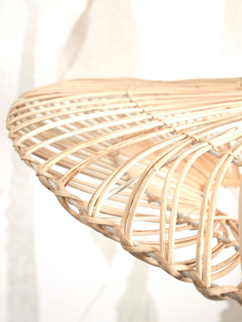 Detailansicht der Good&Mojo Deckenleuchte Zanzibar: geflochtener Rattan-Schirm in Naturtönen mit sichtbaren Flechtstrukturen.