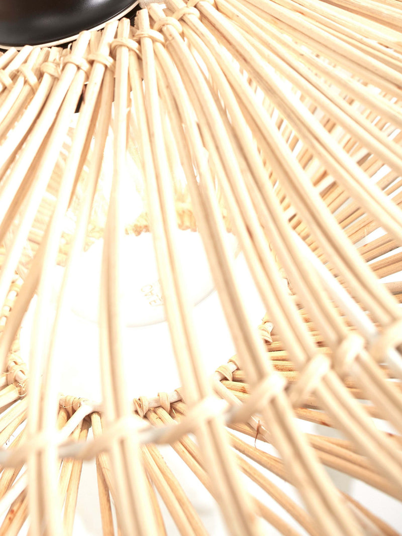 Detailansicht der Good&Mojo Deckenleuchte Zanzibar: fein geflochtener Rattan-Schirm mit leicht durchscheinenden Stäben und dunklem Metallgestell.
