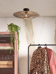 Deckenleuchte Zanzibar von Good&Mojo aus weißem Rattan mit schwarzem Eisengestell über einem Kleiderständer.