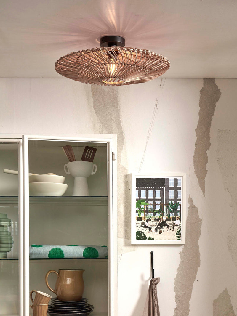 Deckenleuchte Zanzibar von Good&Mojo aus naturfarbenem Rattan mit schwarzem Eisengestell, eingeschaltet vor heller Wand