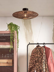 Deckenleuchte Zanzibar von Good&Mojo aus braunem Rattan mit schwarzem Baldachin, montiert an einer Zimmerdecke.