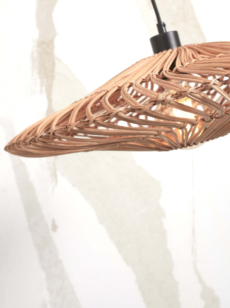 Pendelleuchte Zanzibar von Good&Mojo aus geflochtenem Rattan in Natur, Detailansicht mit eingeschaltetem Leuchtmittel.